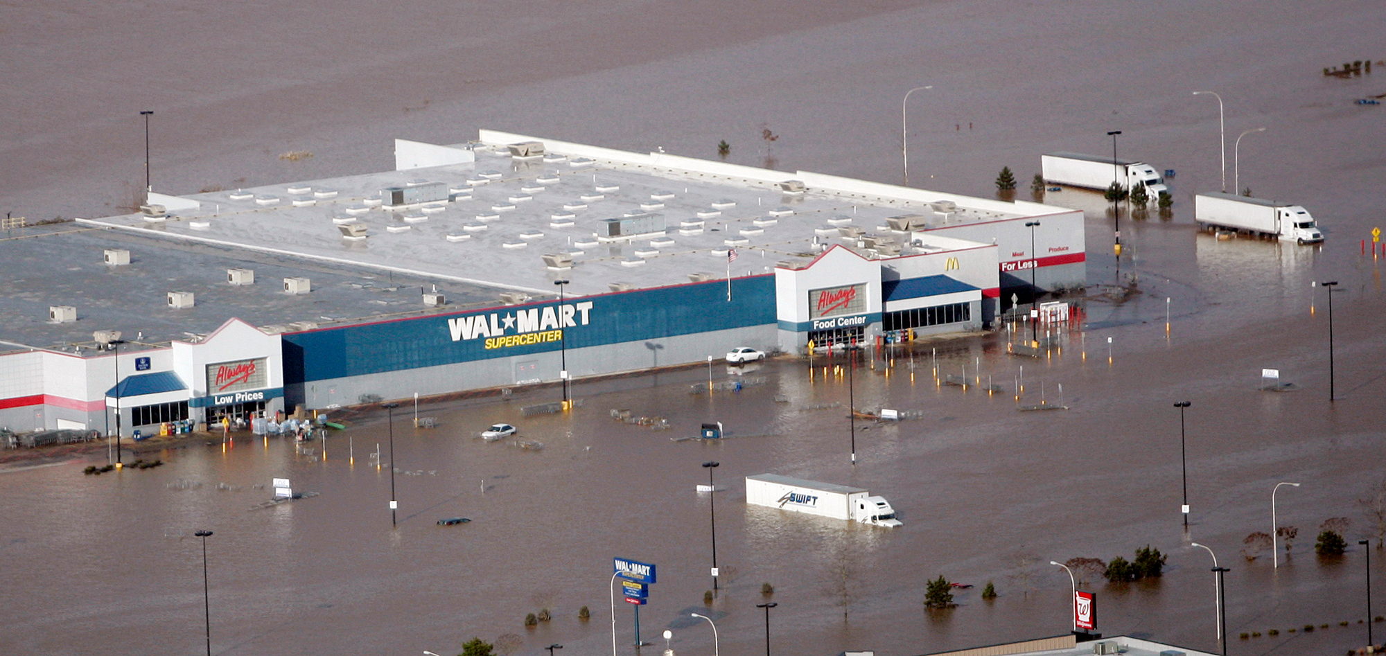 Walmart inundated during 2007 flood